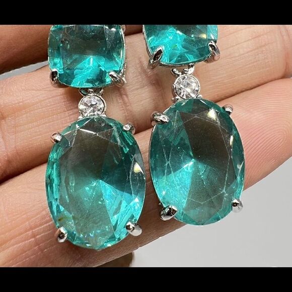 💚 New emerald colored crystal dangle earrings 💚 - Picture 1 of 2